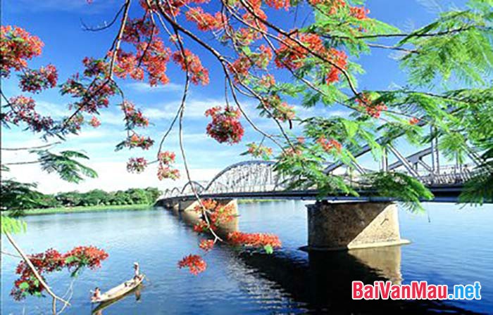 Sông Hương là con sông lớn chảy qua giữa lòng Thành phố Huế